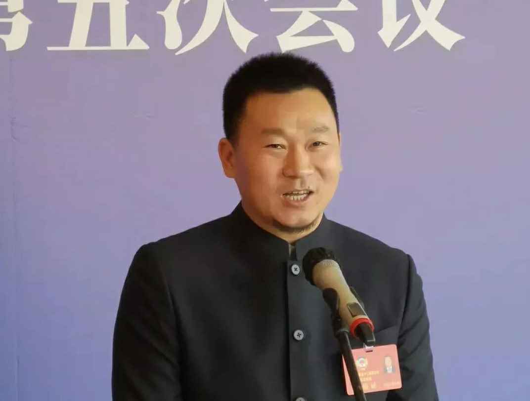 为进一步展示市政协团结、民主、开放、自信的形象，向市民和网友展示政协委员的履职风采，中山市政协十二届五次会议在2月4日上午开幕前开设“委员通道”，市政协委员、沈阳田舟污水处理技术有限公司公司总经理陈朝阳走进“委员通道”，回应社会关切的问题。他就如何做好城市应急管理规划的问题进行发言，并回答记者提问。.jpg